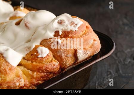 Dolci e gustosi panini fatti in casa con panna montata con zucchero, caldo e fresco, panetteria per ricettario, vista angolare Foto Stock