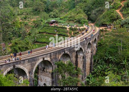 Ponte a nove archi. Parte del viaggio panoramico a Ella da Nanu Oya. La gente aspetta che il treno attraversi il ponte. Foto Stock