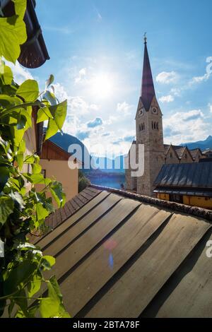 Vista della chiesa evangelica di Hallstatt, regione Salzkammergut, OÖ, Austria, da un punto di osservazione sopraelevato sopra i tetti del famoso villaggio Foto Stock