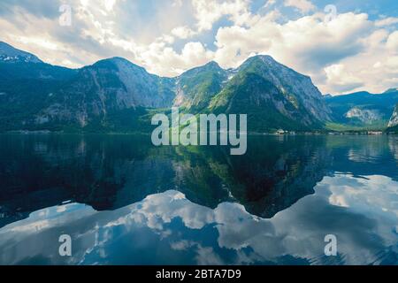 Vista sul ghiacciaio Dachstein e sul Krippenstein, vista in una splendida giornata dal lago Hallstatt nella regione del Salzkammergut, OÖ, Austria Foto Stock