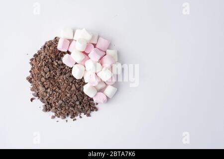 Granuli di cioccolato e marshmallows che formano halfs di una mezzaluna vista dall'alto verso il basso Foto Stock