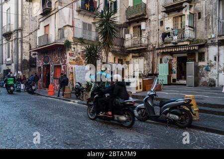 Napoli, 8 febbraio 2020 – una moto che corre in una strada tipica del Rione Sanità Foto Stock