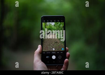 Il mondo visto attraverso lo schermo di uno smartphone Foto Stock