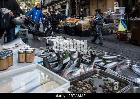 Napoli, 8 febbraio 2020 – pesce fresco esposto sulle bancarelle di strada al mercato di Rione Sanità Foto Stock