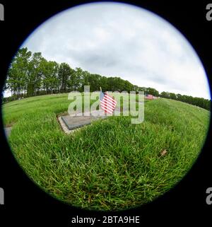 Riverhead, Stati Uniti. 23 maggio 2020. (5/23/2020) Vista del Cimitero Nazionale di Calverton per i veterani durante il fine settimana del Memorial Day in mezzo alla pandemia COVID-19 a Long Island. Veterani di tutte le confessioni cristiani, ebrei, musulmani sepolti in questo cimitero. I veterani di tutte le guerre sono stati sepolti lì. (Foto di Lev Radin/Pacific Press/Sipa USA) Credit: Sipa USA/Alamy Live News Foto Stock