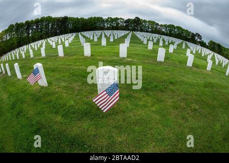 Riverhead, Stati Uniti. 23 maggio 2020. (5/23/2020) Vista del Cimitero Nazionale di Calverton per i veterani durante il fine settimana del Memorial Day in mezzo alla pandemia COVID-19 a Long Island. Veterani di tutte le confessioni cristiani, ebrei, musulmani sepolti in questo cimitero. I veterani di tutte le guerre sono stati sepolti lì. (Foto di Lev Radin/Pacific Press/Sipa USA) Credit: Sipa USA/Alamy Live News Foto Stock