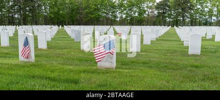 Riverhead, Stati Uniti. 23 maggio 2020. (5/23/2020) Vista del Cimitero Nazionale di Calverton per i veterani durante il fine settimana del Memorial Day in mezzo alla pandemia COVID-19 a Long Island. Veterani di tutte le confessioni cristiani, ebrei, musulmani sepolti in questo cimitero. I veterani di tutte le guerre sono stati sepolti lì. (Foto di Lev Radin/Pacific Press/Sipa USA) Credit: Sipa USA/Alamy Live News Foto Stock