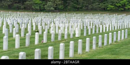 Riverhead, Stati Uniti. 23 maggio 2020. (5/23/2020) Vista del Cimitero Nazionale di Calverton per i veterani durante il fine settimana del Memorial Day in mezzo alla pandemia COVID-19 a Long Island. Veterani di tutte le confessioni cristiani, ebrei, musulmani sepolti in questo cimitero. I veterani di tutte le guerre sono stati sepolti lì. (Foto di Lev Radin/Pacific Press/Sipa USA) Credit: Sipa USA/Alamy Live News Foto Stock