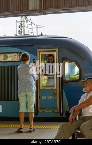 Treno per Ella da Nanu Oya. Un turista scatta una foto di un autista del treno che si è fermato alla stazione. Foto Stock
