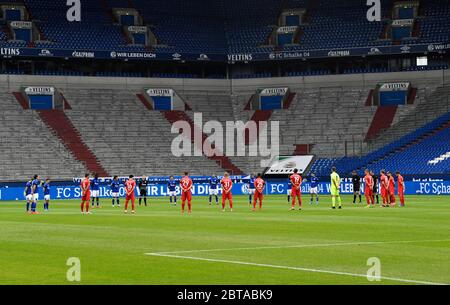 Gelsenkirchen, Germania. 24 maggio 2020. Calcio: Bundesliga, FC Schalke 04 - FC Augsburg, 27° incontro nella Veltnis Arena. I giocatori di entrambe le squadre osservano un minuto di silenzio prima del gioco per le vittime del romanzo coronavirus. Credit: Martin Meissner/AP-Pool/dpa - da utilizzare solo in conformità con il contratto/dpa/Alamy Live News Foto Stock