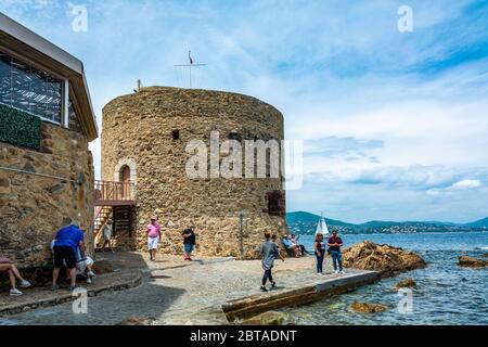 Saint-Tropez, Francia - 11 giugno 2019 : la Torre Portalet del XV secolo sorge all'inizio del grande molo e si affaccia sul torrente di la Gl Foto Stock