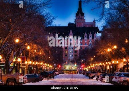 Winter Street notturna a Saskatoon Foto Stock
