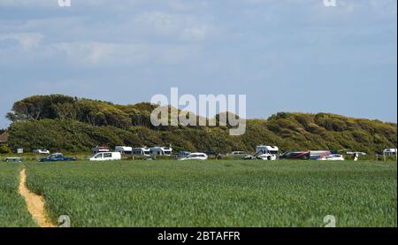 Worthing UK 24 maggio 2020 - traffico congestionato sul lungomare come visitatori e kite surfers godere il vento ma sole tempo a Goring Gap vicino Worthing in West Sussex questo fine settimana di vacanza in banca durante il coronavirus COVID-19 pandemic . : Credit Simon Dack / Alamy Live News Foto Stock