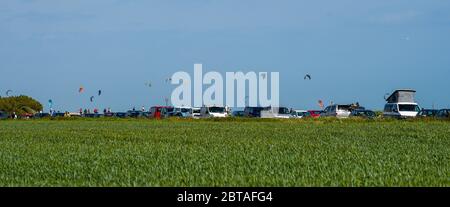 Worthing UK 24 maggio 2020 - visitatori e kite surfers godere il vento ma sole tempo a Goring Gap vicino Worthing in West Sussex questo fine settimana di vacanza in banca durante il coronavirus COVID-19 pandemic . : Credit Simon Dack / Alamy Live News Foto Stock