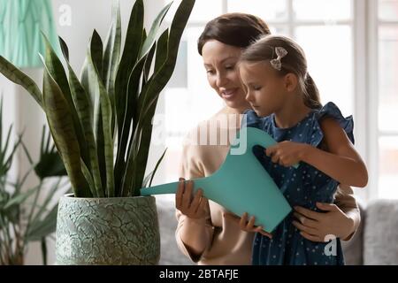 Pianta di irrigazione di nonna e di piccola nipote Foto Stock