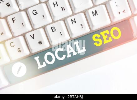 La scrittura della nota mostra Seo locale. Il concetto di business per aiuta le aziende a promuovere prodotti e servizi ai clienti locali Foto Stock