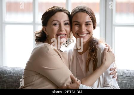 Ritratto di mamma e figlia adulta sorridenti di mezza età Foto Stock