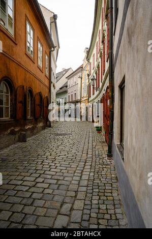 Strada acciottolata / vicolo nel centro storico di Cesky Kromlov nella regione meridionale della Boemia della Repubblica Ceca, Europa Foto Stock