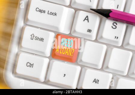 Il testo per la scrittura di parole necessita DI una domanda a prestito. Foto di affari che mostra un denaro per un personale o finanze aziendali Foto Stock