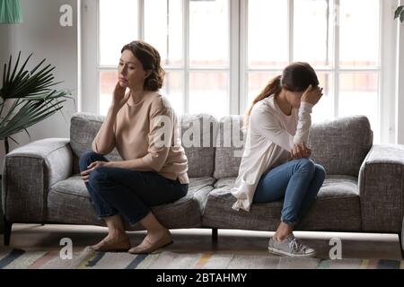 Mamma matura offesa e figlia adulta evitano di parlare Foto Stock