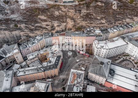 6 febbraio 2020 - Salisburgo, Austria: Drone aereo ha girato il centro della città ai piedi di Monchsberg Foto Stock