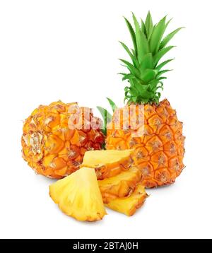 ananas e fette isolate su sfondo bianco con profondità di campo Foto Stock