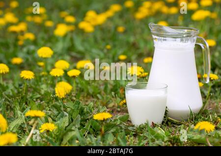 latte in vetro con dentelli sullo sfondo Foto Stock