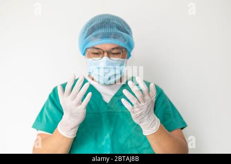 Il medico mette sui guanti e indossando la maschera medica. Medico, covid-19, Corona Virus, concetto ospedaliero Foto Stock