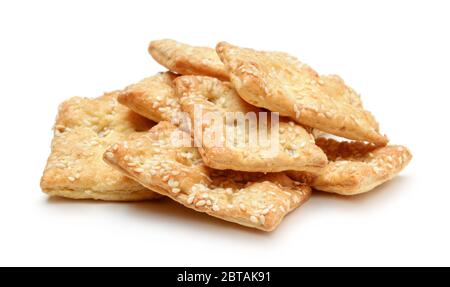 Pila di biscotti con semi di sesamo isolati su sfondo bianco. Foto Stock