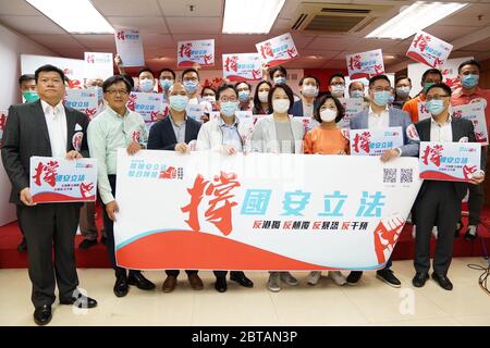 Hong Kong, Cina. 24 maggio 2020. Persone di tutti i settori della vita partecipano a una campagna a sostegno della legislazione nazionale sulla sicurezza per la Regione amministrativa speciale di Hong Kong (HKSAR) a Hong Kong, Cina meridionale, 24 maggio 2020. Credit: Lui Siu Wai/Xinhua/Alamy Live News Foto Stock