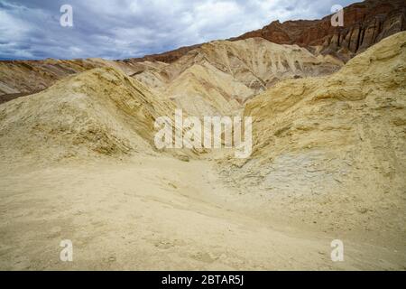 hikink il canyon dorato - circuito gower gulch nel parco nazionale della valle della morte in california negli stati uniti Foto Stock