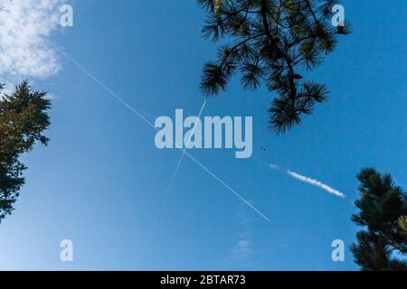 Poznan, Wielkopolska, Polonia. 24 maggio 2020. Cielo e persone possono riposare da traffico aereo pesante. E' vero che si tratta di un importante settore dei trasporti, ma purtroppo genera un inquinamento notevole. La pandemia ha forzato la sua sospensione quasi completa, che può essere visto confrontando il cielo dal 2016 e 2020 in circa lo stesso luogo. Credit: Tatarkiewicz/ZUMA Wire/Alamy Live News Foto Stock