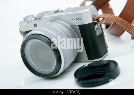 Basso livello di ingresso, Mirrorless 24 megapixel fotocamera fujifilm X-A5, mirrorless è una generazione di fotocamera digitale utilizzando mirino elettronico, con prisma out Foto Stock