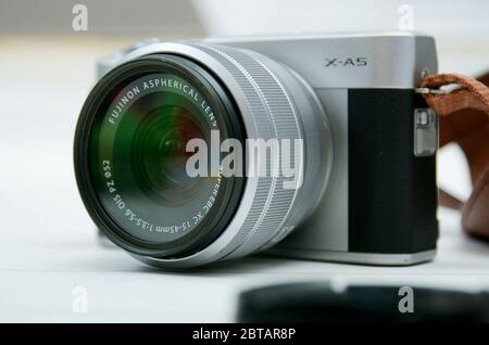 Basso livello di ingresso, Mirrorless 24 megapixel fotocamera fujifilm X-A5, mirrorless è una generazione di fotocamera digitale utilizzando mirino elettronico, con prisma out Foto Stock