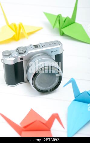 Basso livello di ingresso, Mirrorless 24 megapixel fotocamera fujifilm X-A5, mirrorless è una generazione di fotocamera digitale utilizzando mirino elettronico, con prisma out Foto Stock