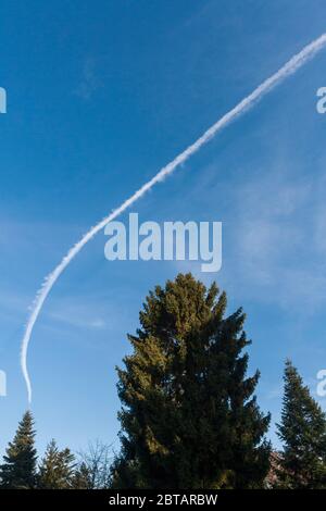 Poznan, Wielkopolska, Polonia. 24 maggio 2020. Cielo e persone possono riposare da traffico aereo pesante. E' vero che si tratta di un importante settore dei trasporti, ma purtroppo genera un inquinamento notevole. La pandemia ha forzato la sua sospensione quasi completa, che può essere visto confrontando il cielo dal 2016 e 2020 in circa lo stesso luogo. Credit: Tatarkiewicz/ZUMA Wire/Alamy Live News Foto Stock