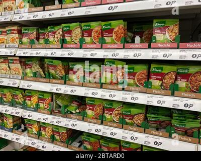 Tönisvorst, Germania - Maggio 22. 2020: Primo piano di sacchetti isolati con zuppa Knorr Instant Packet nel ripiano del supermercato tedesco Foto Stock