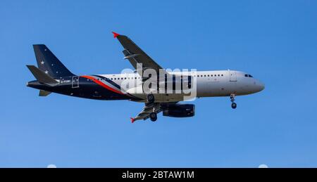 Titan Airways Airbus a320 G-POWK sull'avvicinamento finale all'aeroporto londinese di Heathrow LHR Foto Stock