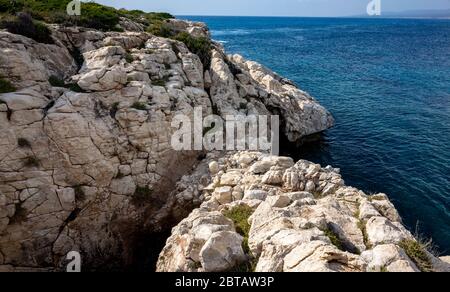 La costa rocciosa del Mar Mediterraneo sulla penisola di Akamas nel nord-ovest dell'isola di Cipro. Foto Stock