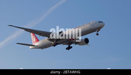 Turkish Airlines Boeing 777 TC-LJH sull'avvicinamento finale all'aeroporto londinese di Heathrow LHR Foto Stock