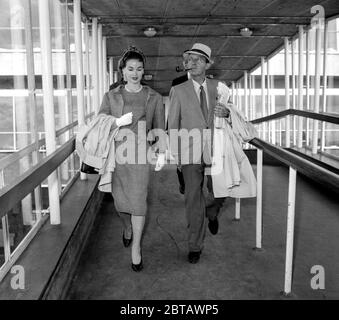 In direzione delle Olimpiadi di Roma, l'attore e cantante di film di Hollywood Bing Crosby e sua moglie Kathryn prendono un volo dall'aeroporto di Londra Foto Stock