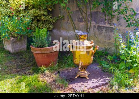 Vecchio samovar d'annata con fumo. Preparare il tè in vecchio stile. Cerimonia russa Foto Stock