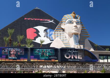 Las Vegas, Nevada - 30 agosto 2019: Tram Mandalay Bay passando di fronte al Luxor Hotel and Casino a Las Vegas, Nevada, Stati Uniti. Foto Stock