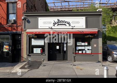 Julianaa's, 19 Old Fulton Street, Brooklyn, New York. Foto di fronte al negozio di New York di una pizzeria con forno a carbone nell'area Fulton Ferry di Brooklyn Heights. Foto Stock