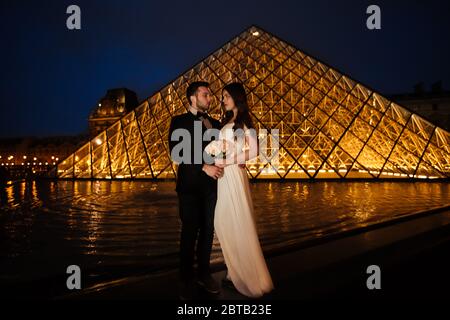 Coppia innamorata a Parigi, fotografia di nozze Foto Stock