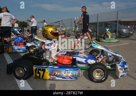 Carriera nel karting di Robert Shwartzman, visto qui al circuito Internazionale d’Abruzzo in Italia, Michael Schumacher si vede in sottofondo. Foto Stock