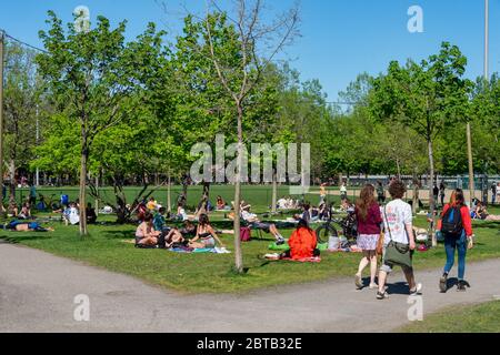 Montreal, CA - 23 maggio 2020 : persone che si riuniscono durante la pandemia di Coronavirus nel Laurier Park Foto Stock