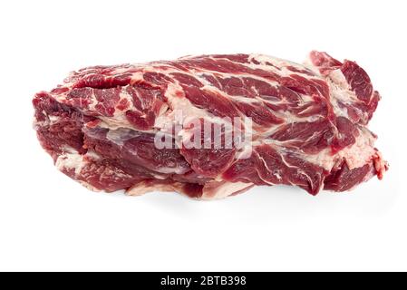 Carne fresca cruda del collo di maiale isolata su fondo bianco. Pancia di maiale su sfondo bianco. Collo di maiale crudo disossato, primo piano, isolato. Foto Stock