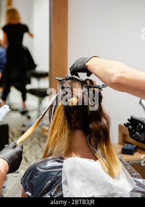 Professional la colorazione dei capelli per le donne nel salone luminoso e uno stile alla moda. Closeup ciocche di capelli. Foto Stock