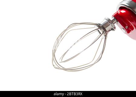 Elegante mixer rosso da cucina con percorso di ritaglio isolato su sfondo bianco. Miscelatore elettrico professionale in acciaio con frusta in metallo Foto Stock